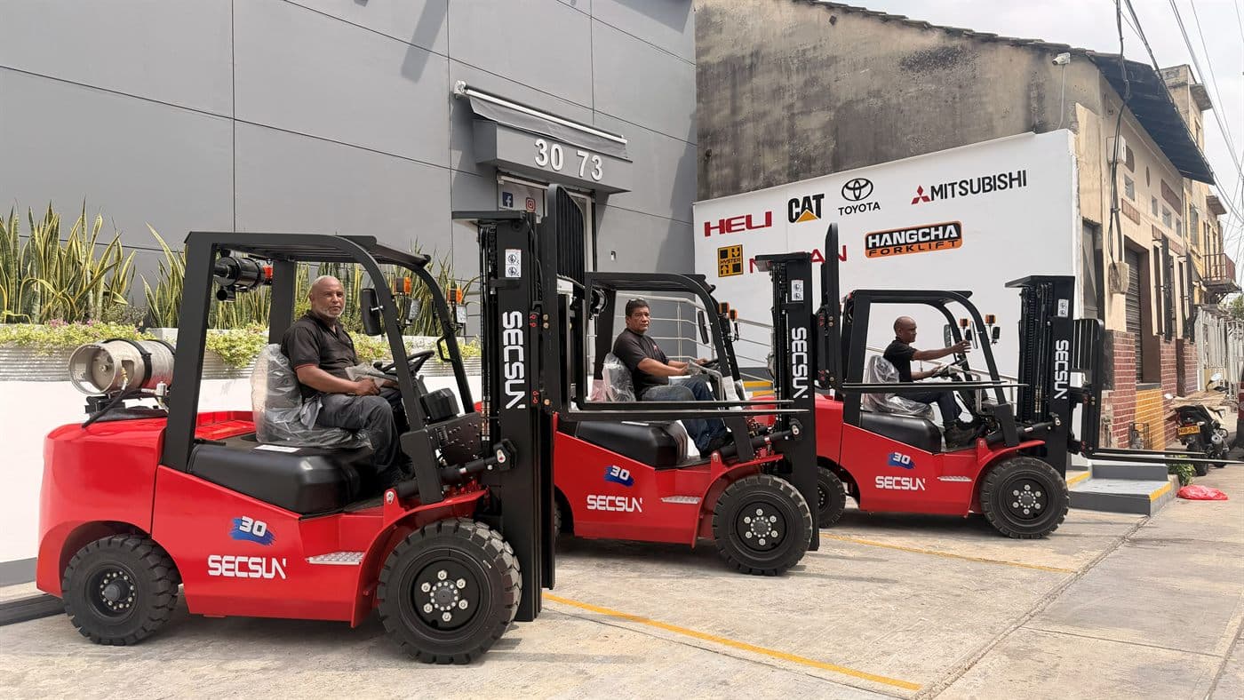 Montacargas Secsun FG30 rojo de 3 toneladas a GLP, nuevo, en la sede de YOTA Montacargas en Barranquilla