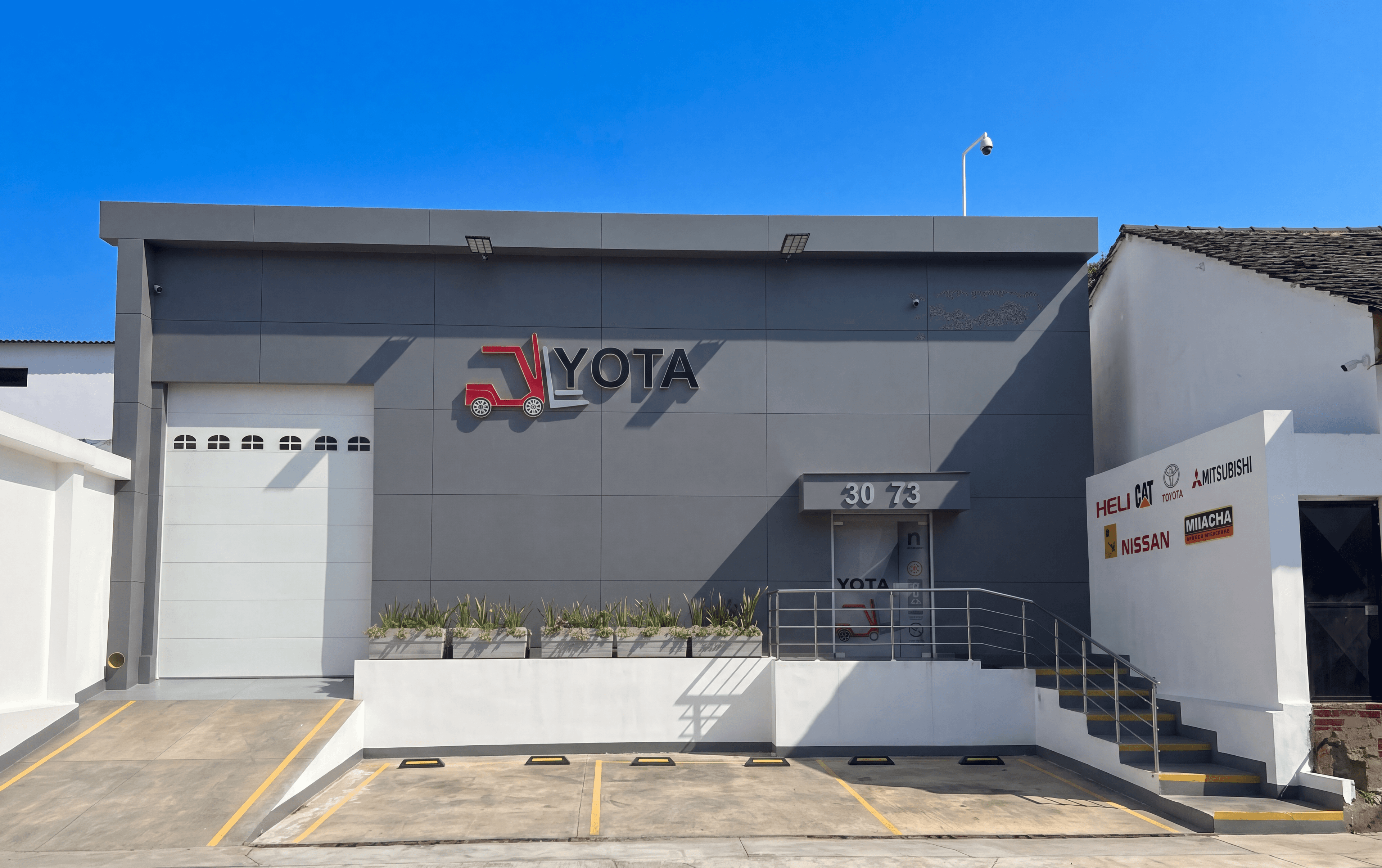 Fachada de la sede de YOTA Montacargas en Barranquilla