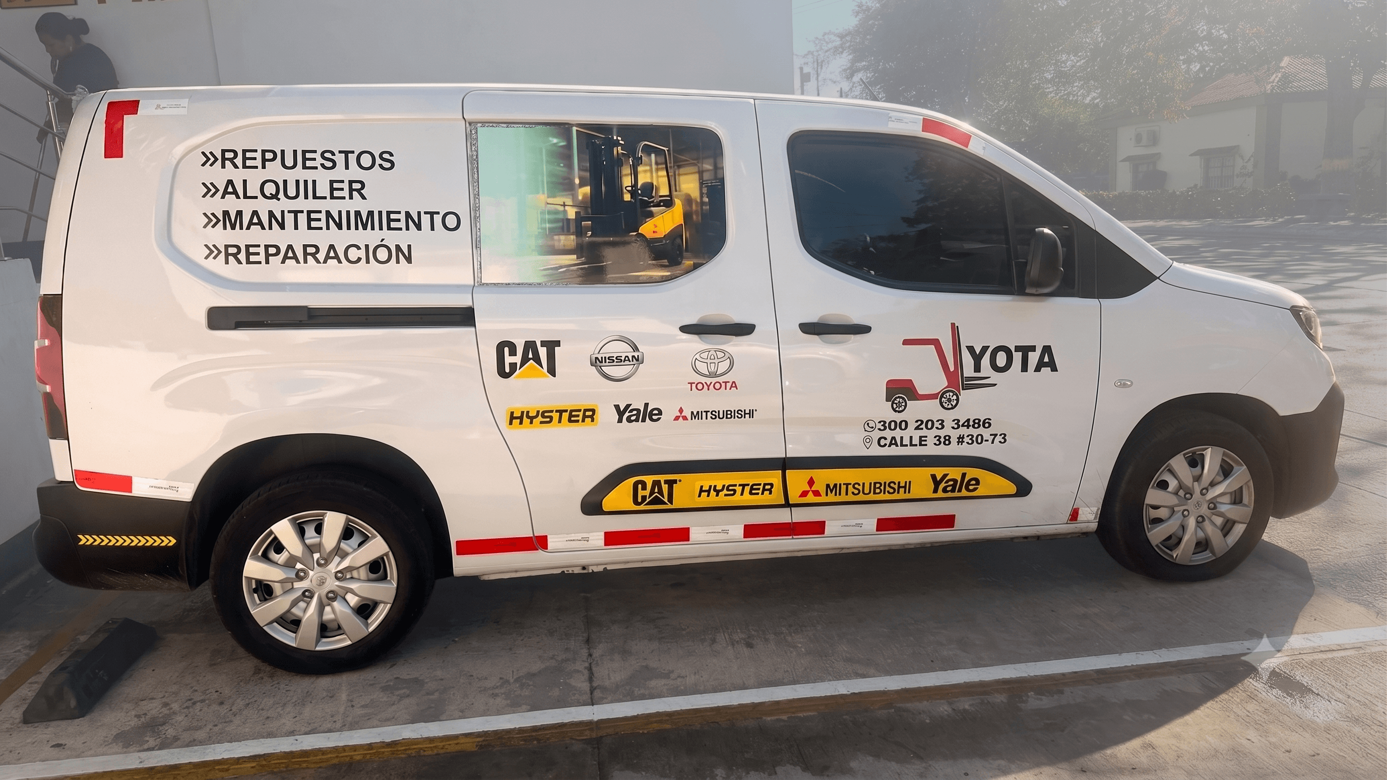 Vehículo del taller móvil de YOTA Montacargas rotulado con repuestos, alquiler, mantenimiento y reparación