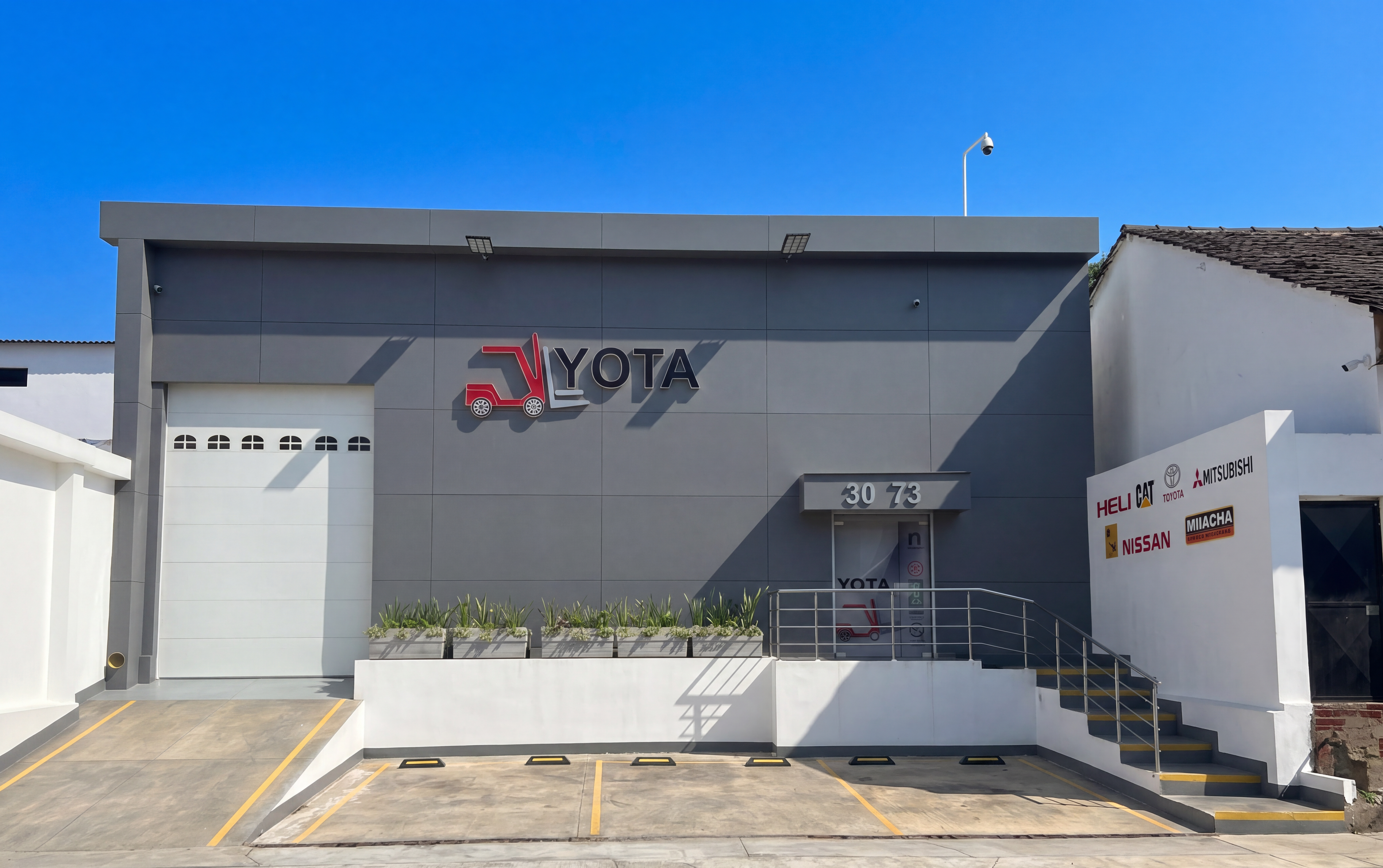 Fachada de la sede de YOTA Montacargas en Barranquilla